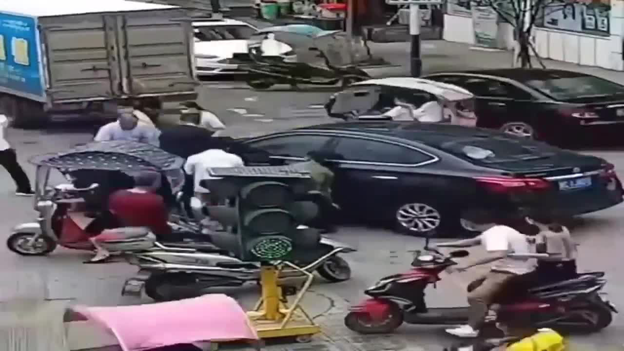 轿车失控冲向行人，众人抬车救人，那一刻，我们没商量就冲上去了