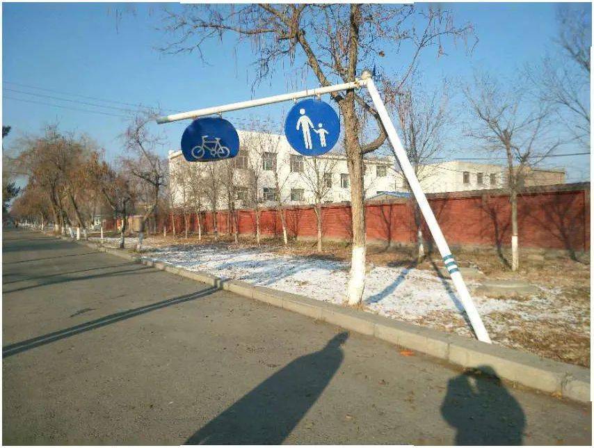 新疆路边惊现贷款修路指示牌,这背后到底藏着啥? 新疆路边惊现贷款修路指示牌,这背后到底藏着啥?