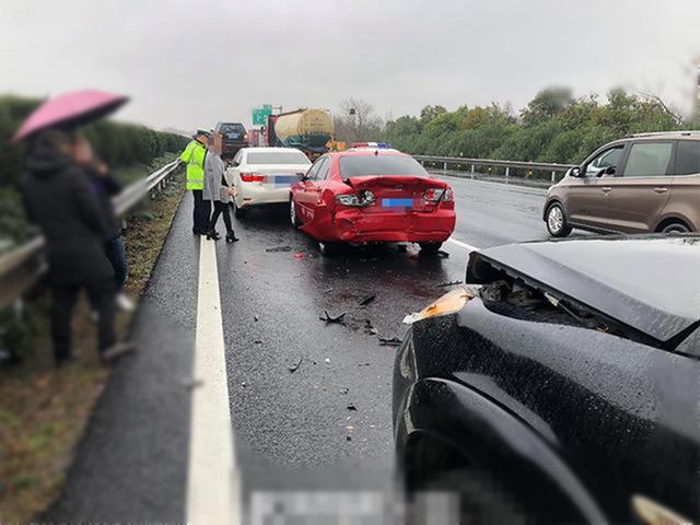 轿运车高速死亡摇摆，司机那几秒的极限操作，救的不只是车