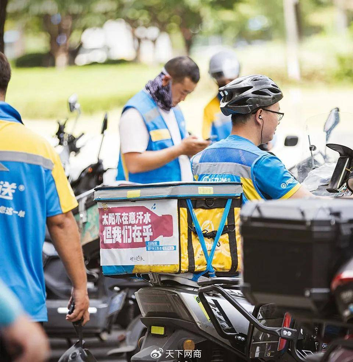 华城vs小绿人，一场关于速度、温度和人性化的城市快递生存战